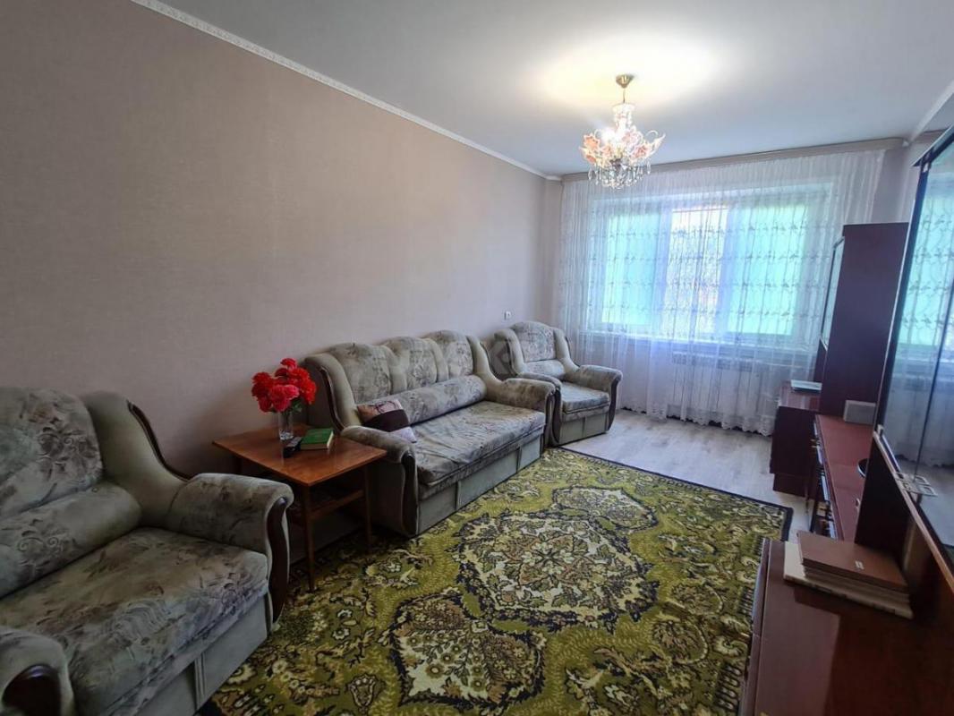 Продается светлая, теплая, уютная и очень просторная 3-комнатная квартира в районе 240 квартала по а - Орск