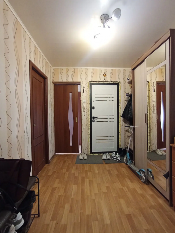 Продается 3-х комнатная квартира улучшенной планировки на девятом этаже в центре города, первая лини - Новотроицк