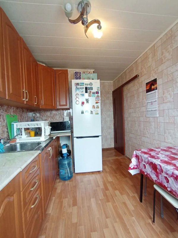 Продается 3-х комнатная квартира улучшенной планировки на девятом этаже в центре города, первая лини - Новотроицк