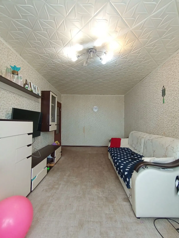 Продается 3-х комнатная квартира улучшенной планировки на девятом этаже в центре города, первая лини - Новотроицк