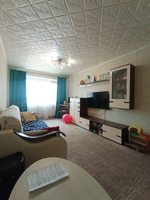 Продается 3-х комнатная квартира улучшенной планировки на девятом этаже в центре города, первая лини - Новотроицк