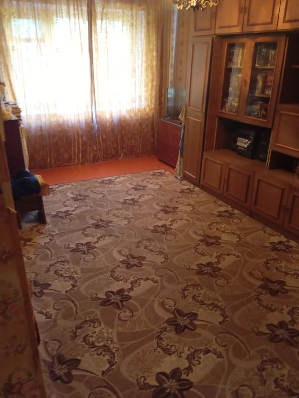 Продам две комнаты в трехкомнатной квартире(2/3 доли), комнаты поделены внатуре,первое общение через - Новотроицк