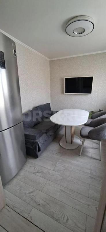 Трёхкомнатная , сорокопятка, на третьем
этаже , пятиэтажного дома, тихий район в
центре города. - Орск