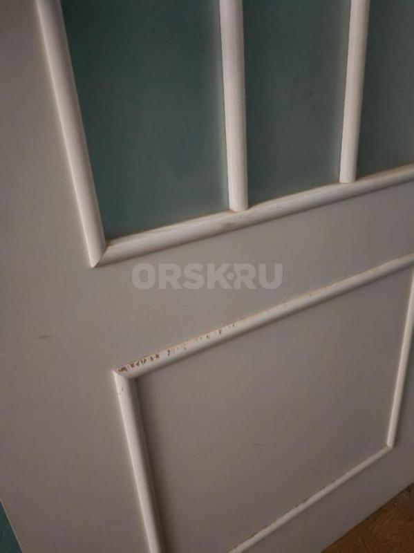 Продам дверь межкомнатную, б/у, 2,0*0,8 м, белая (есть небольшие потертости), ручка хром, с обналичн - Орск