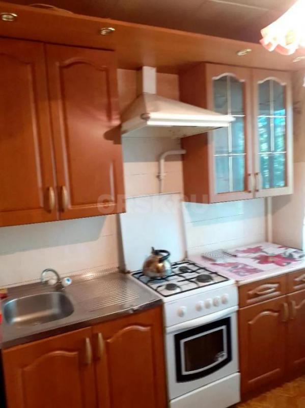 Сдам 1 комнатную квартиру в районе возала, рядом остановка ТЗБ ,Транспортная,с застеклённым балконом - Орск