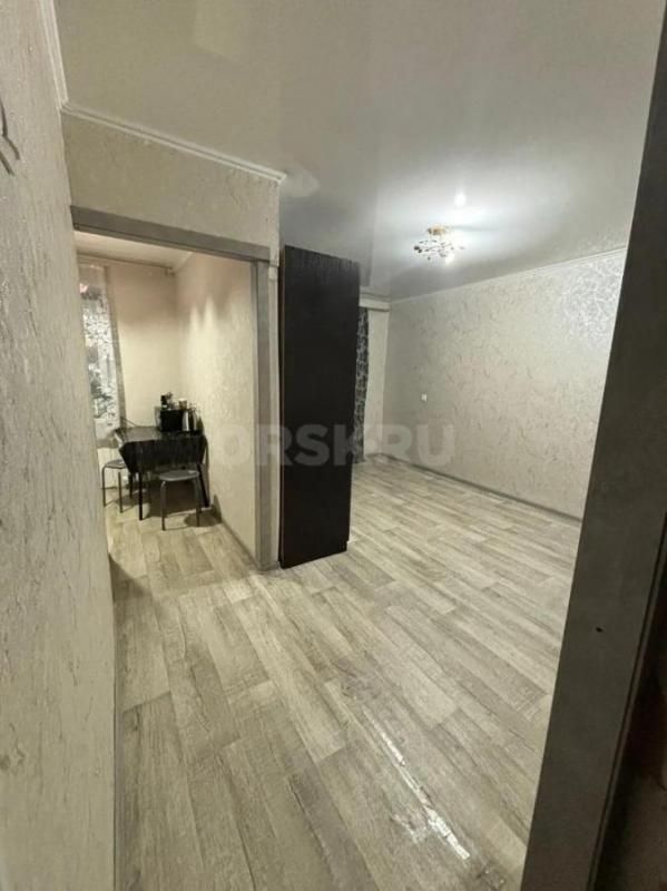 Сдам 1 комнатную квартиру в районе возала, рядом остановка ТЗБ ,Транспортная,с застеклённым балконом - Орск