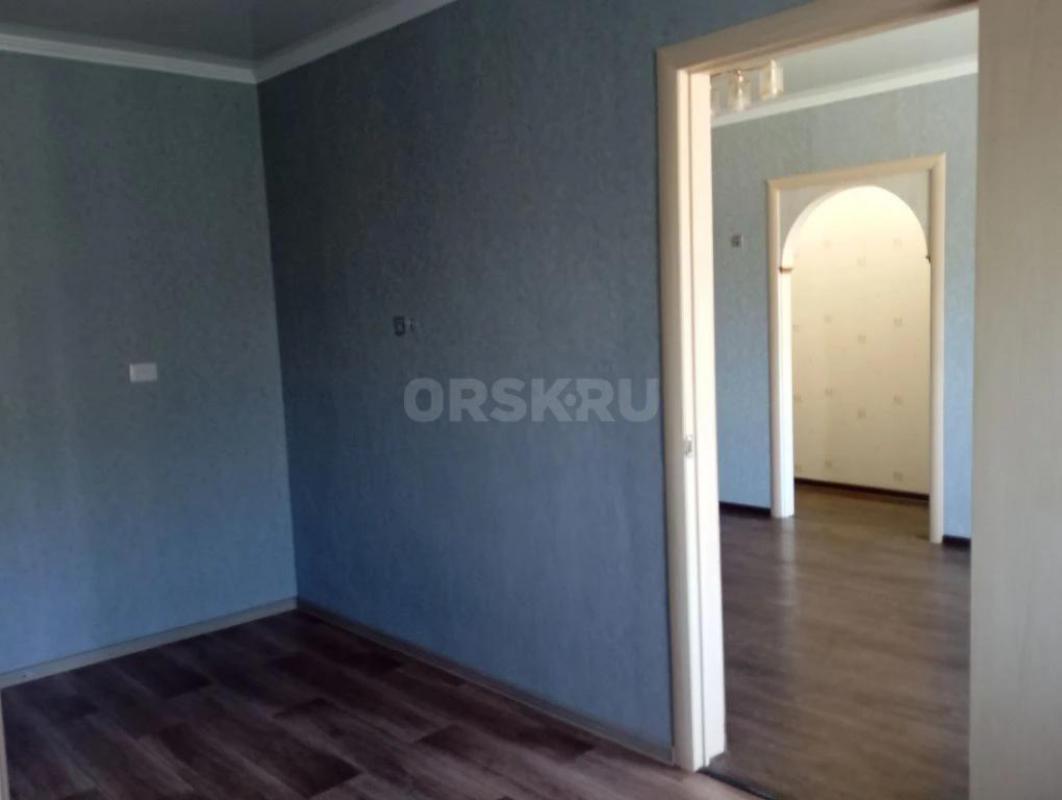 Сдам 2х комнатную квартиру в центре города проспект Ленина 21 второй этаж. - Орск