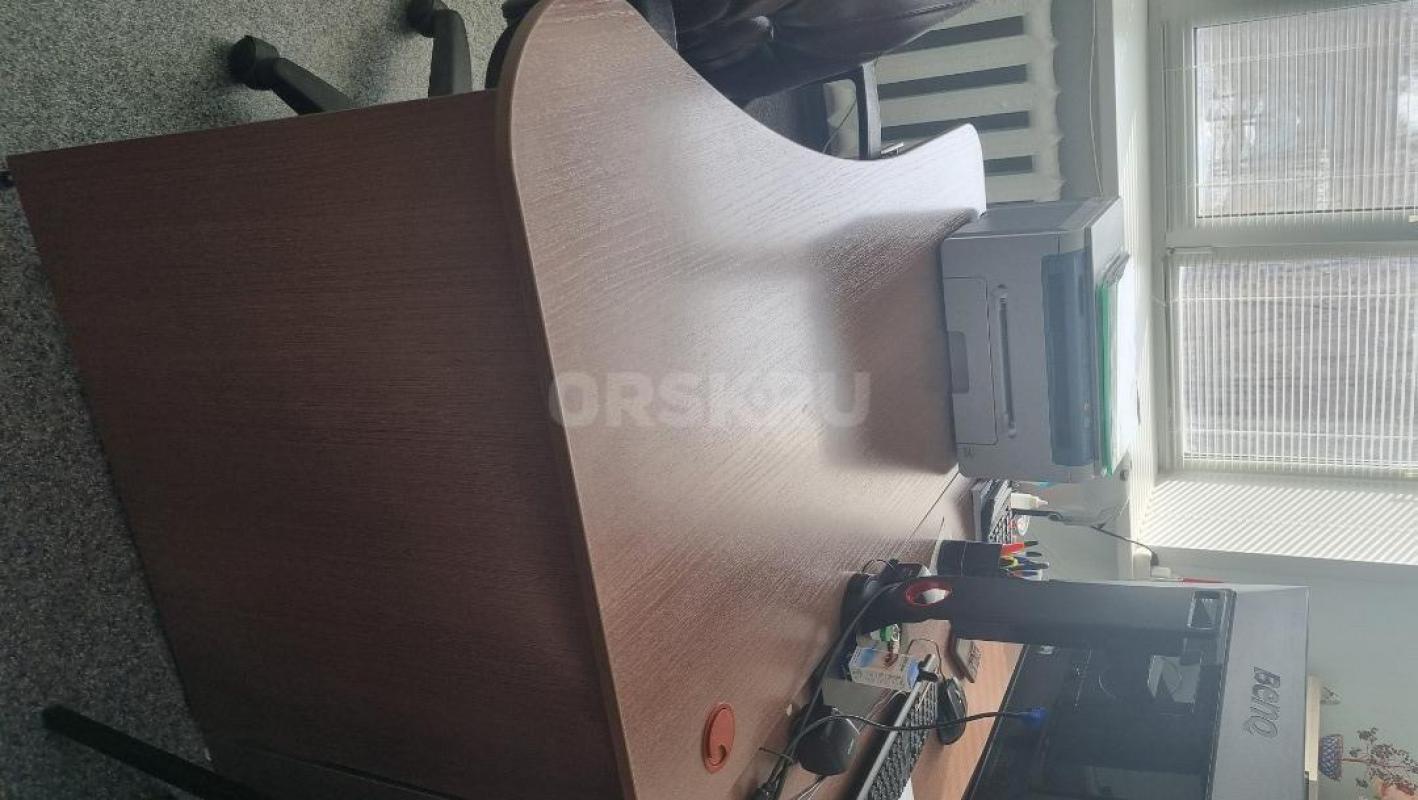 Продам стол письменный/ компьютерный, размер  130 см х 56 см, правый угол, три ящика слева - Орск