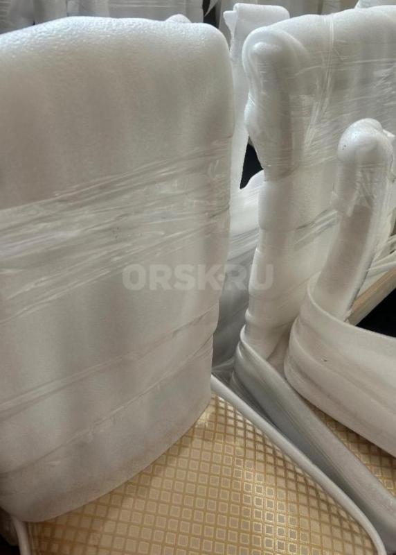 Продам Новые Наборы Запечатанные “Версаче“
Стол 160*90 
В раздвижном виде 200*90
На фото не в раз - Орск