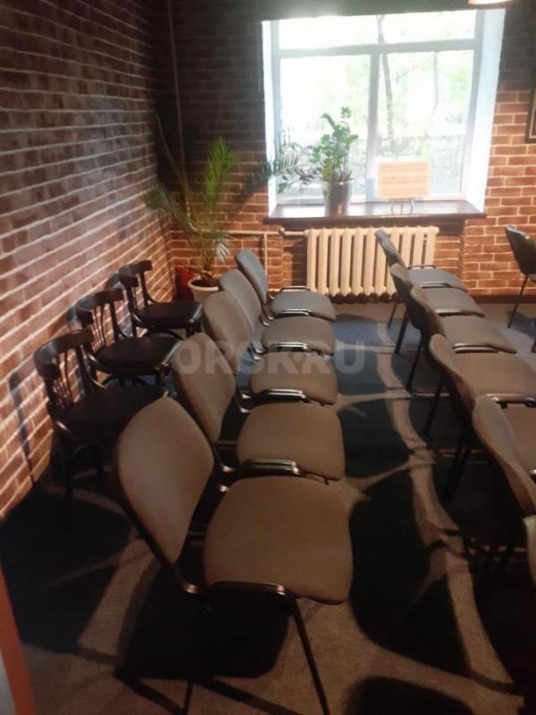 Сдается помещение в центре города (Комсомольская площадь ) с оборудованием под БАР . - Орск