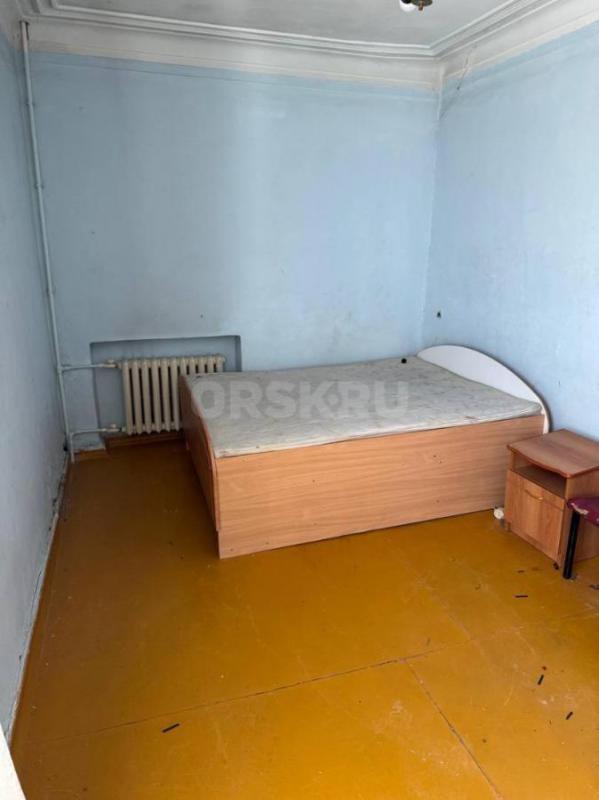 Сдаётся на длительный срок 3-х комнатная квартира в центре города по улице Суворова. - Орск