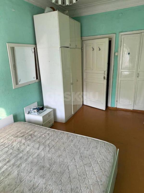 Сдаётся на длительный срок 3-х комнатная квартира в центре города по улице Суворова. - Орск