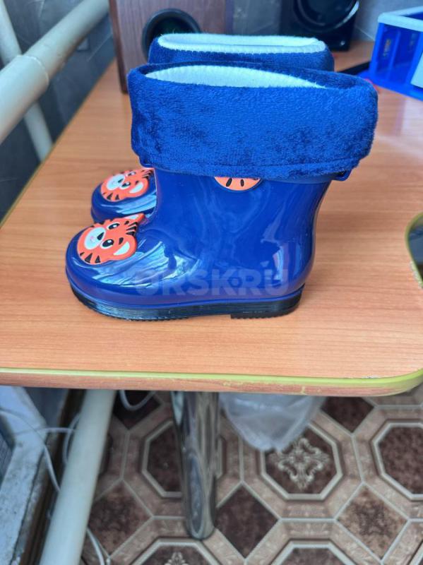 Продаем детская обувь резиновая демисизоная , нам не подошел размер , новые не носили на улице тольк - Орск