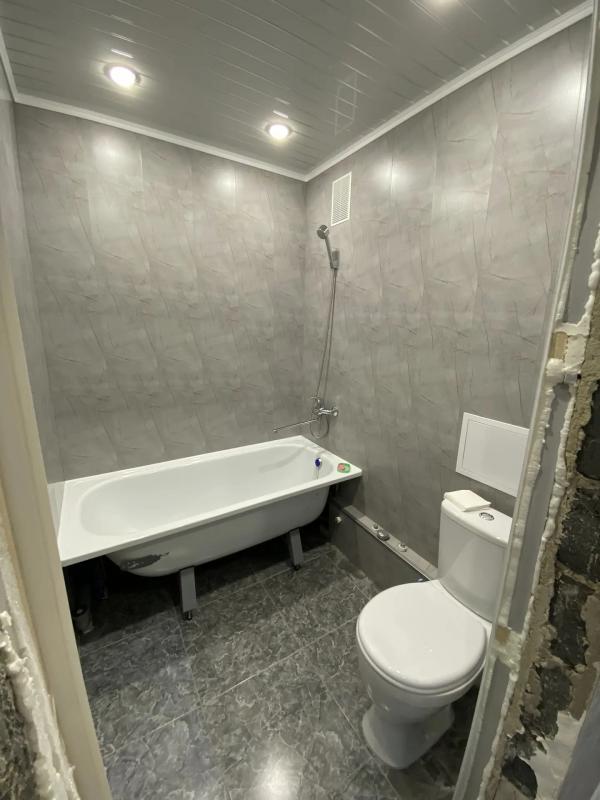 Продается 2х-комнатная квартира рядом с остановками "Строительный техникум"  и "Площа - Новотроицк