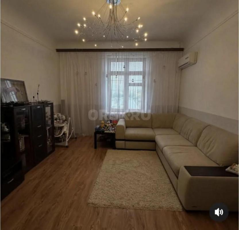 Продается просторная 2-х комнатная квартира старого типа в центре города по адресу пр-кт Мира/Ленина - Орск