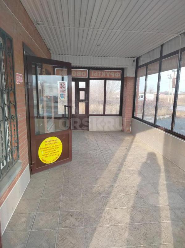 Продам отдельно стоящее нежилое здание( сейчас магазин), все коммуникации , проведен газ, санузел. - Орск