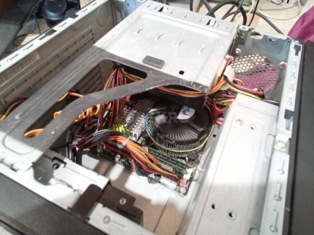 Продам компактный 4 ядерный системный блок и беспроводную мышь отдам в подарок
Xeon E5420 2.50GHz, - Орск