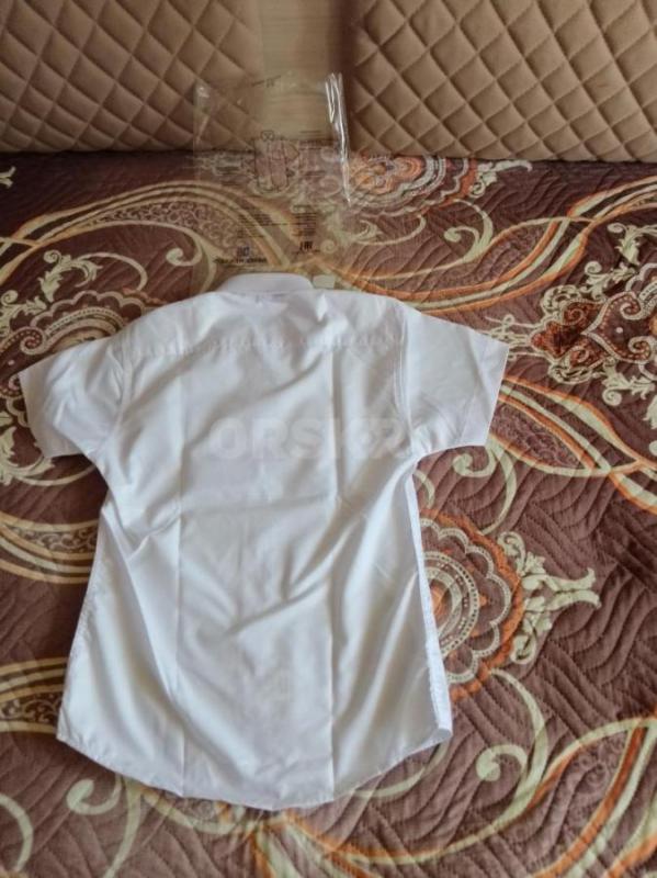Продам новую школьную белую рубашку с коротким рукавом. - Орск