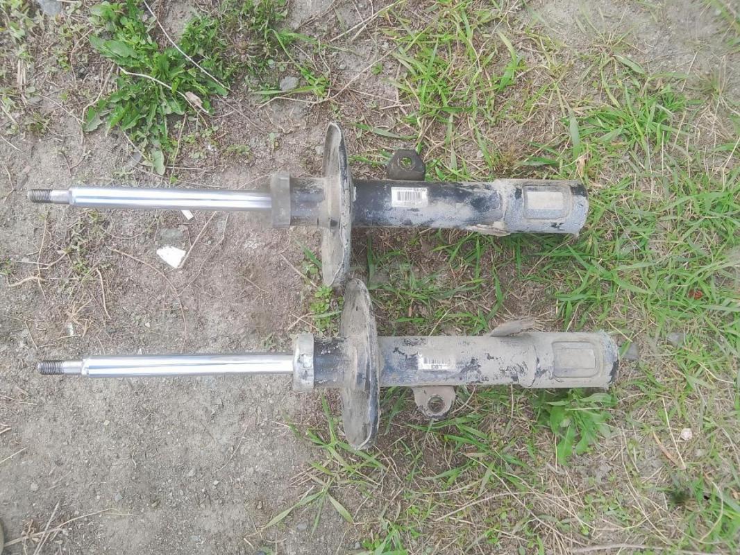 Стойки передние б. у стояли на таете аллион 2004г. 2400руб. - Орск