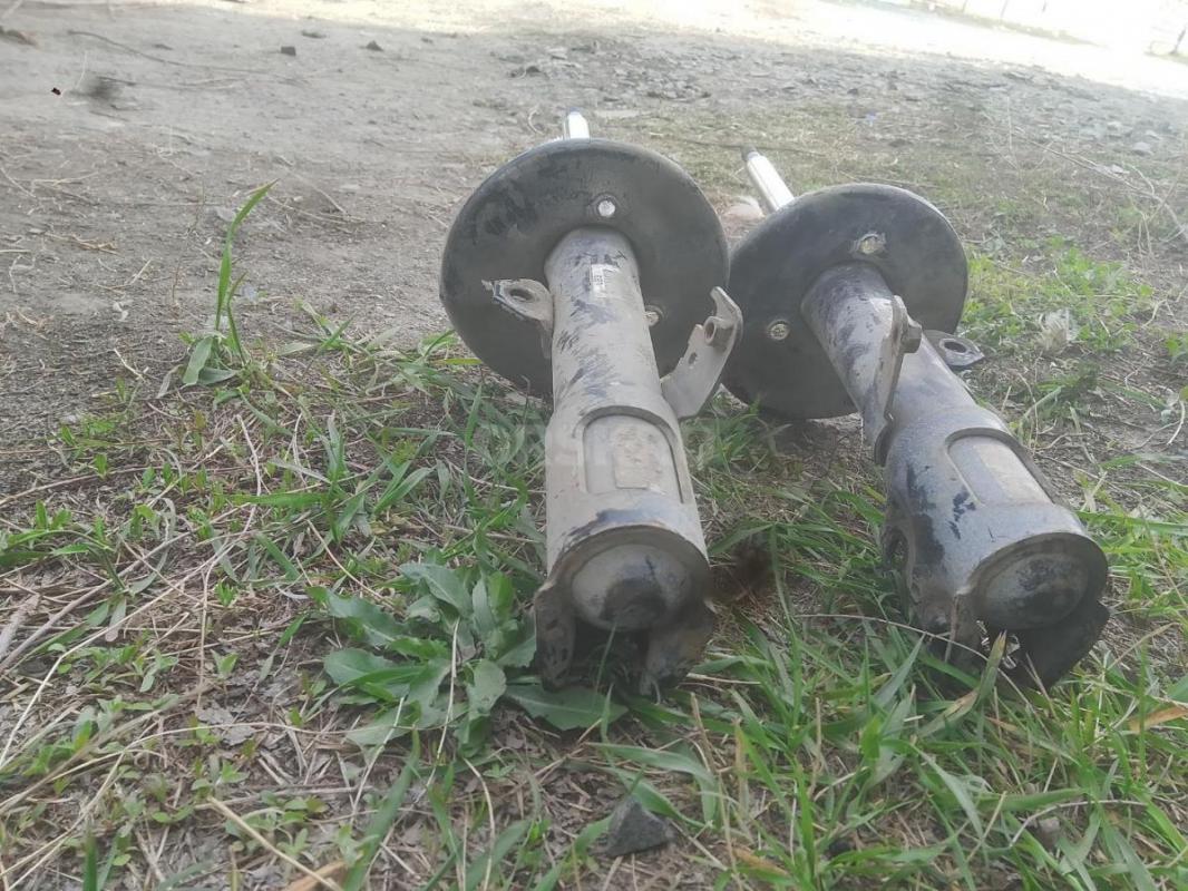 Стойки передние б. у стояли на таете аллион 2004г. 2400руб. - Орск