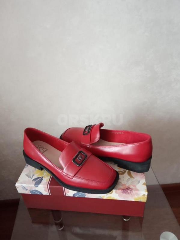 продам новые женские туфли из натуральной кожи 38 размера, цвет фактически сочно вишнево-красный - Орск