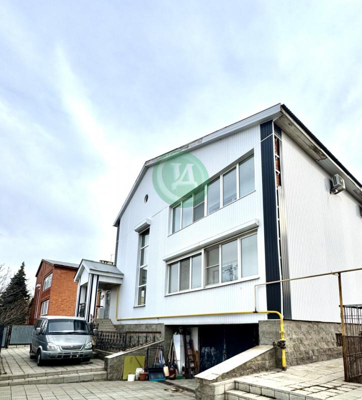 Предлагаем вашему вниманию уютный светлый 2-х этажный дом с подвалом на участке 13 соток, расположен - Орск