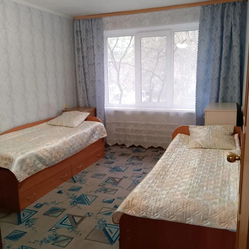 Продается 2-комнатная квартира на первом этаже пятиэтажного дома 
Удобная планировка – комнаты 
разд - Новотроицк