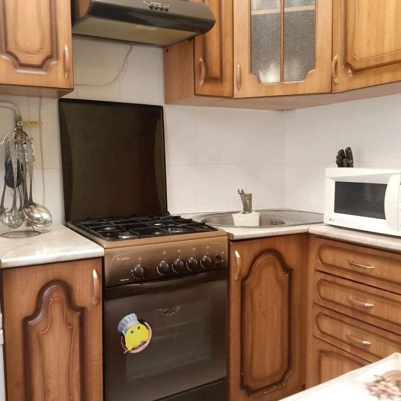 Продается 2-комнатная квартира на первом этаже пятиэтажного дома 
Удобная планировка – комнаты 
разд - Новотроицк