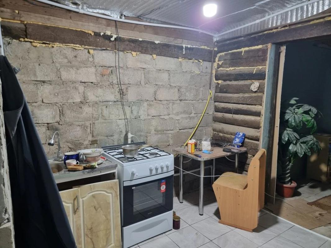 В доме есть вода газ новый котел настенный и горячая вода переливной септик во всём доме тёплый пол - Новотроицк