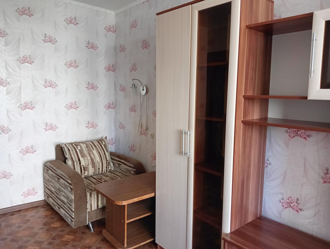 Квартира в хорошем состоянии с мебелью, близко от ост."Новотроицк", рядом магазины, во дво - Новотроицк