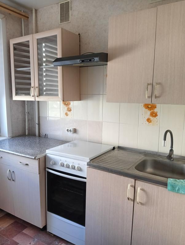 Квартира в хорошем состоянии с мебелью, близко от ост."Новотроицк", рядом магазины, во дво - Новотроицк