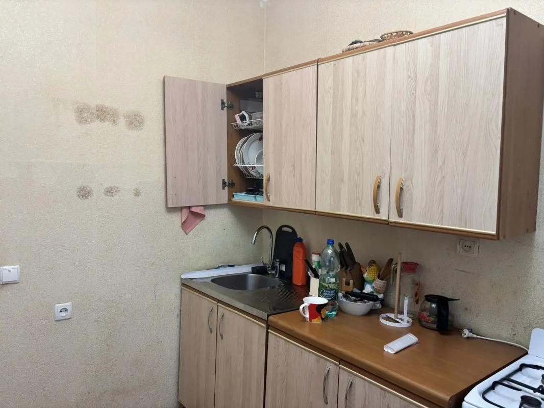 квартира находится на 240 кв,  в 3- х этажном кирпичном доме. - Орск