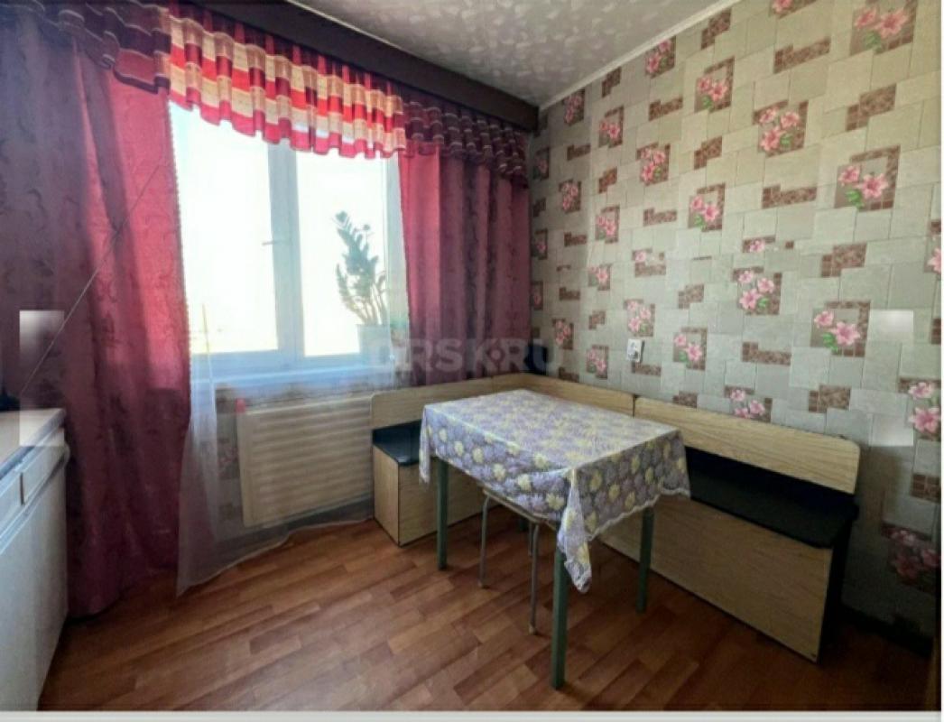 Квартира улучшенной планировки,большая кухня, просторная лоджия. - Орск
