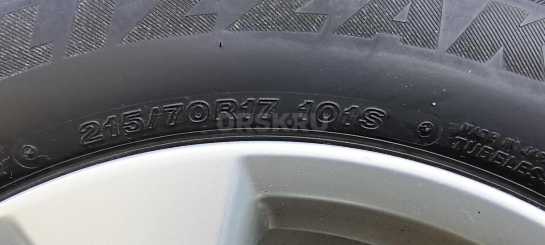 комплект зимних фрикционных шин Bridgestone Blizzak DM-V2 215x70 R17 в отличном состоянии. - Орск