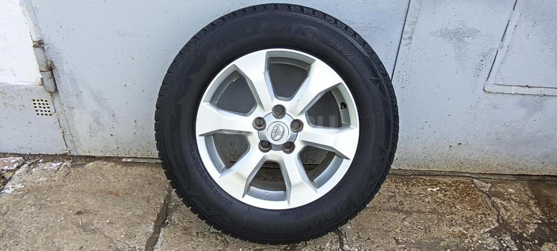 комплект зимних фрикционных шин Bridgestone Blizzak DM-V2 215x70 R17 в отличном состоянии. - Орск