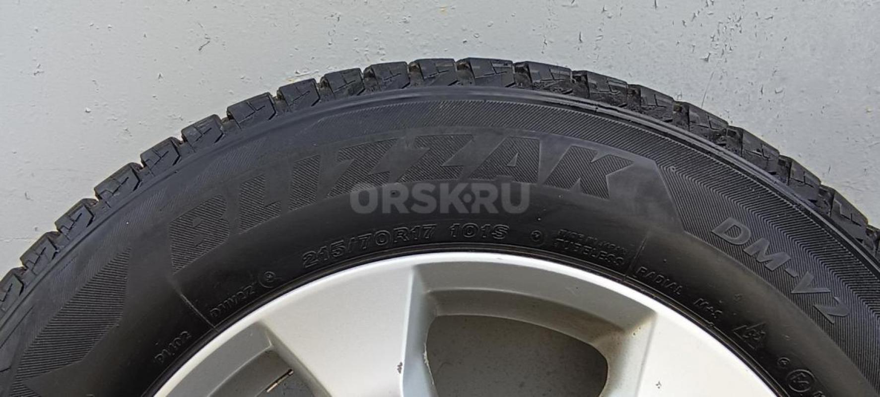 комплект зимних фрикционных шин Bridgestone Blizzak DM-V2 215x70 R17 в отличном состоянии. - Орск