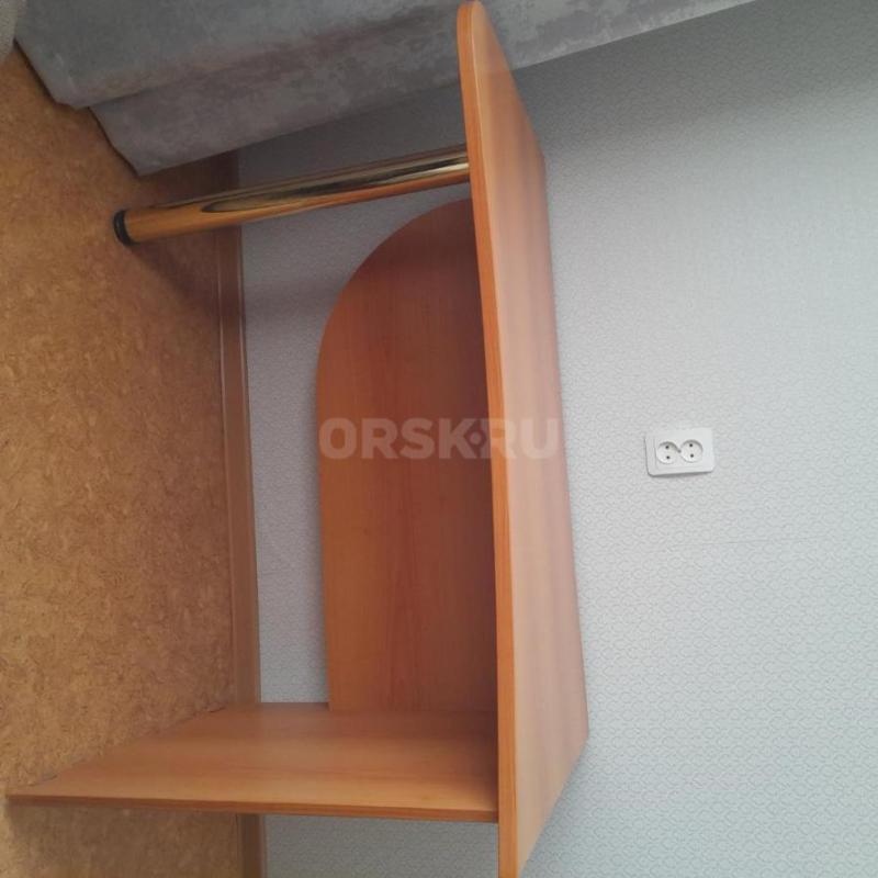 Продам письменный стол с тумбой, ЛДСП, ш65см х д1100см х в73см , тумбочку можно закатить под письмен - Орск