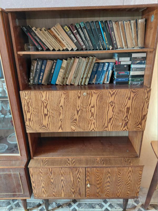 продаются-книжный шкаф-1500р, посудный шкаф-1500р - Новотроицк