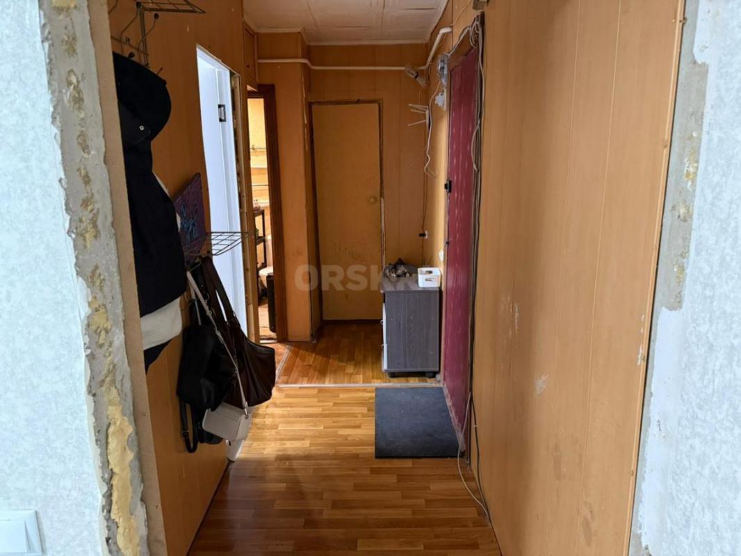 Продам КВАРТИРУ ДВУХКОМНАТНАЯ 47м2 1 этаж хороший ремонт осталось сделать в коридоре ремонт встроенн - Орск