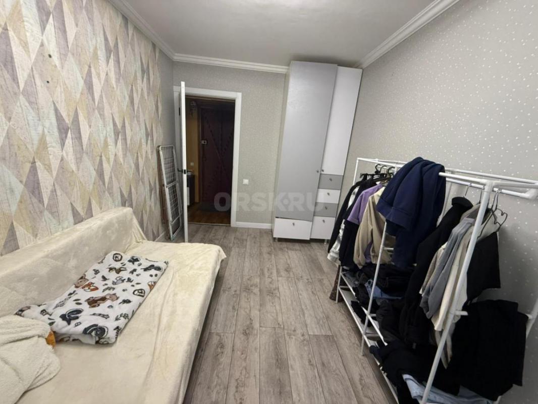 Продам КВАРТИРУ ДВУХКОМНАТНАЯ 47м2 1 этаж хороший ремонт осталось сделать в коридоре ремонт встроенн - Орск