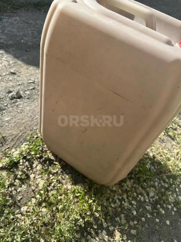 Продаю канистры 30 литров - 4 штуки ( цена за одну - 300 рублей). - Орск