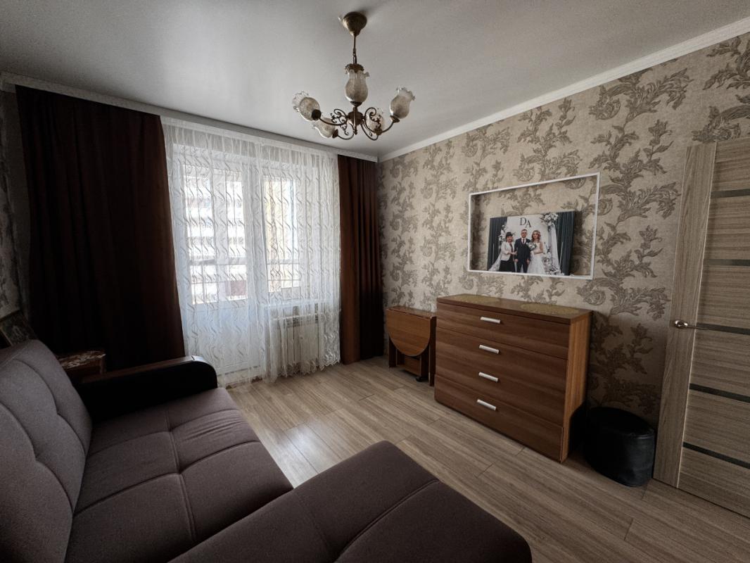Продаётся уютная и светлая
Двухкомнатная квартира в г. - Оренбург