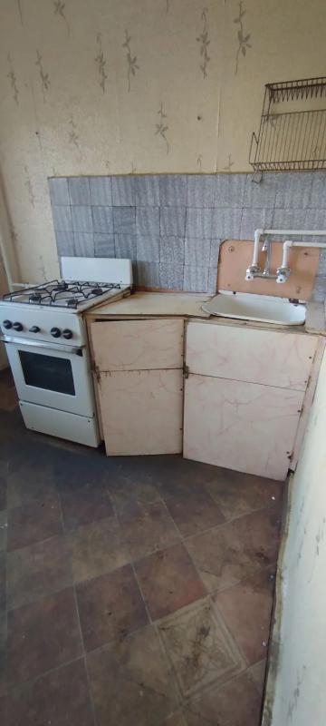 Продаю квартиру за 17 школой в кирпичном доме,  требуется ремонт, Цена соответствует состоянию, торг - Новотроицк