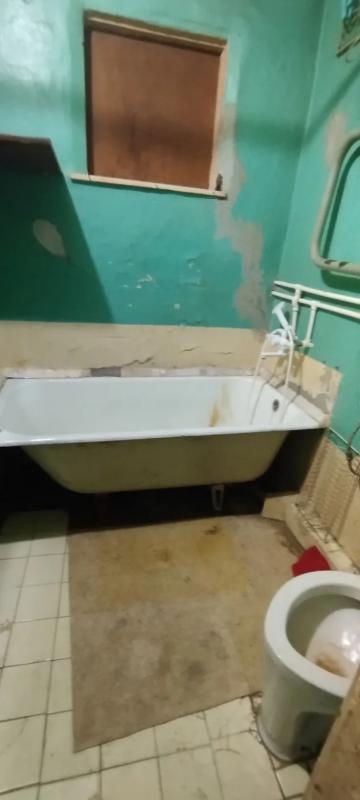 Продаю квартиру за 17 школой в кирпичном доме,  требуется ремонт, Цена соответствует состоянию, торг - Новотроицк