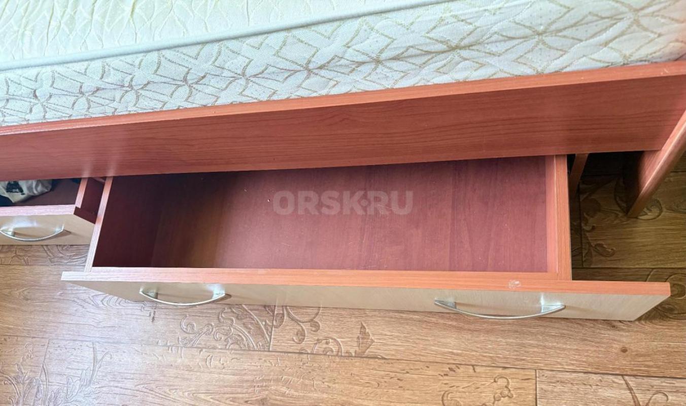 Продам кровать односпальную кровать с матрасом 90 на 190 см б/у в хорошем состоянии - Орск