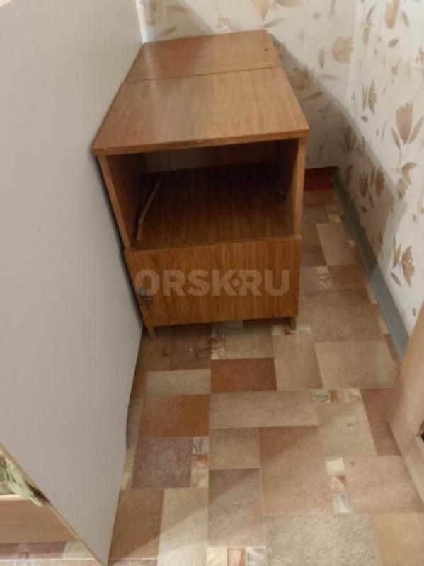 Стенку от спального  гарнитура 3500руб.,2 тумбочки  к ней по 750руб. - Орск