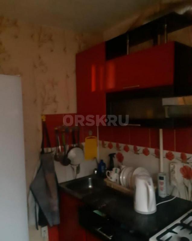 Продаю свою квартиру в центре города,3 комнаты и общей площадью 57 квадратов, 2 этаж пятиэтажного до - Орск