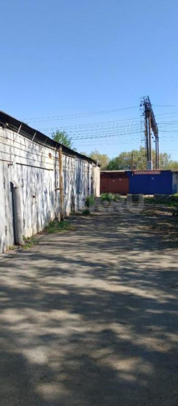 Гapаж на пepекpестке пеpеcечения Стaниcлaвскoго 1-Bязeмcкaя. - Орск