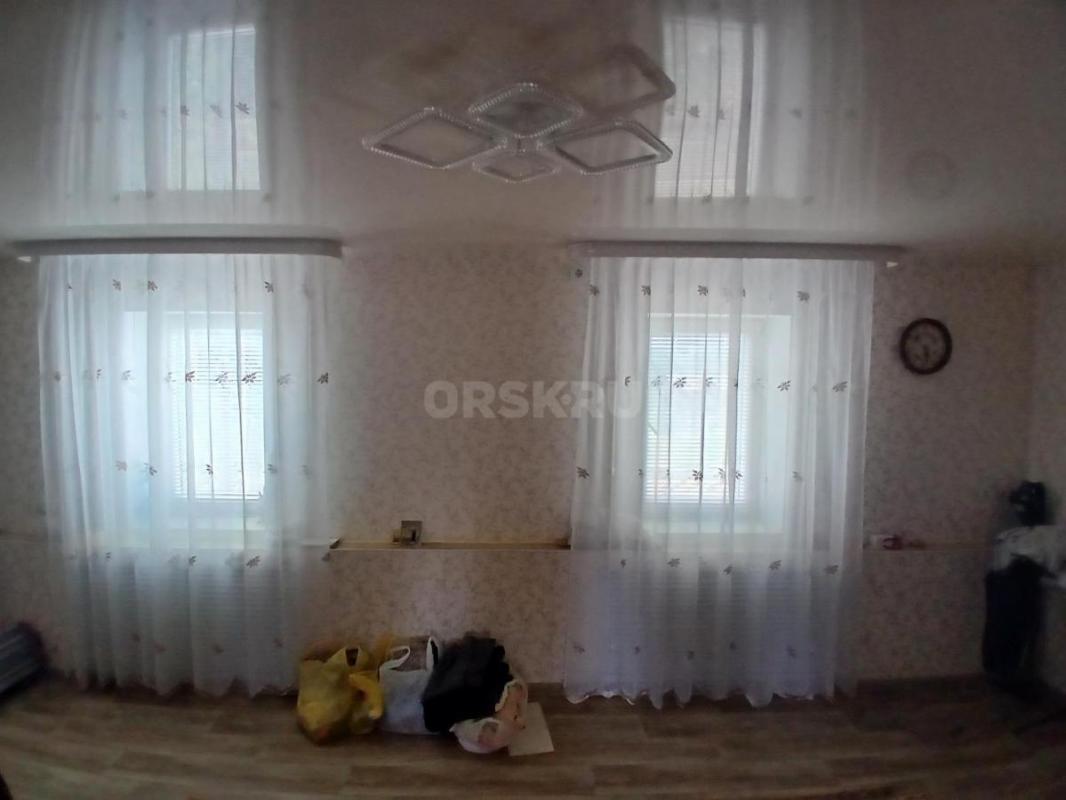 Продам жилой дом, 70 квадратов, на участке есть баня, летняя кухня, две выгребные ямы, сарай и огоро - Орск