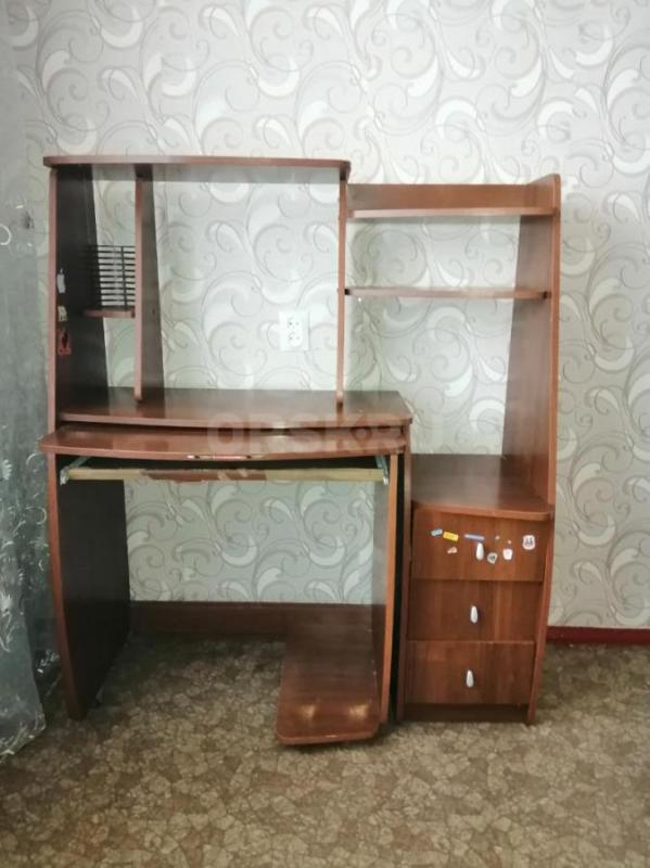 Продам  2 компьютерных стола и столик под телевизор в отличном состоянии. - Орск